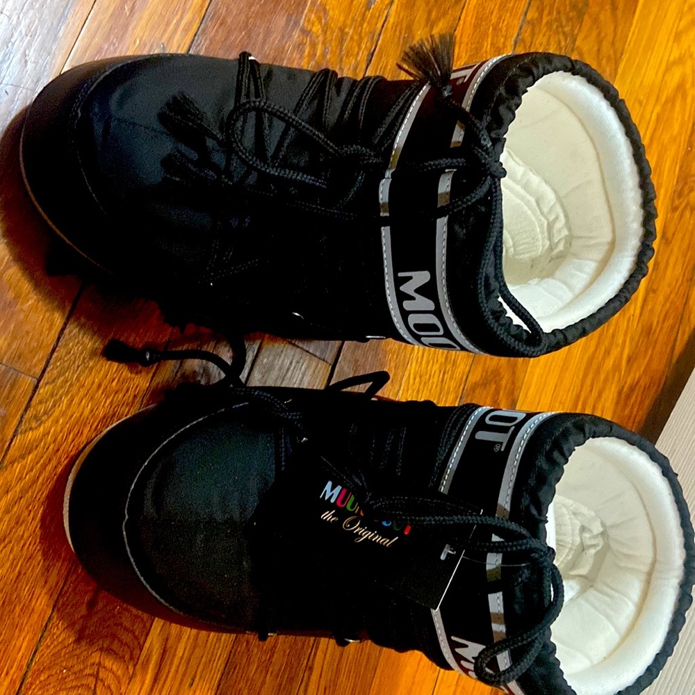 Low black and white moon boots from saks